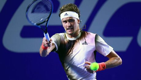 Tennis Zverev slaat racket stuk tegen scheidsrechterstoel 