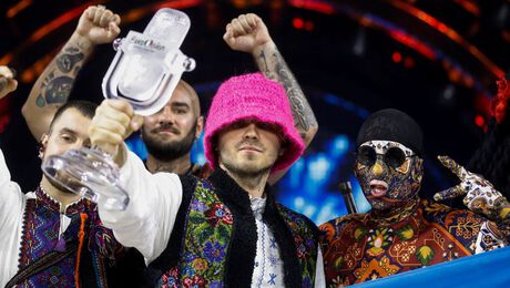 SONGFESTIVAL-WINNAAR VERKOOPT TROFEE 