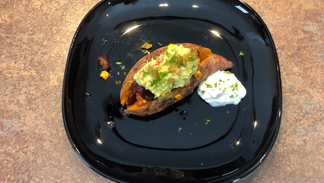 Zó maak je gepofte zoete aardappels Tex Mex Style van Fenna