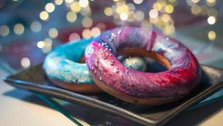 Kleurrijke tie-dye donuts