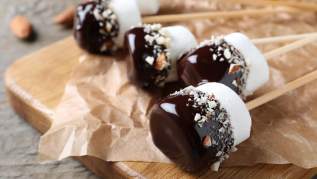 Marshmallow s’mores op een stokje